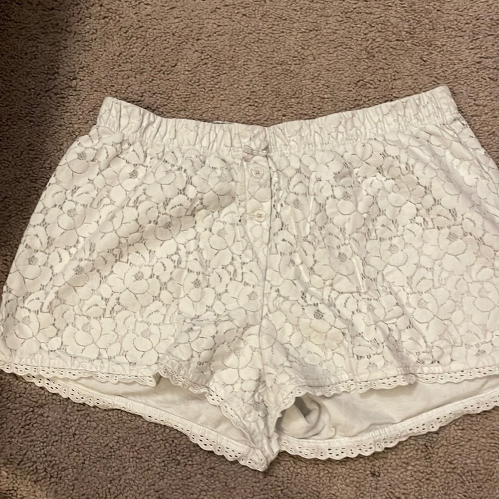 Vera wang white flower lace shorts